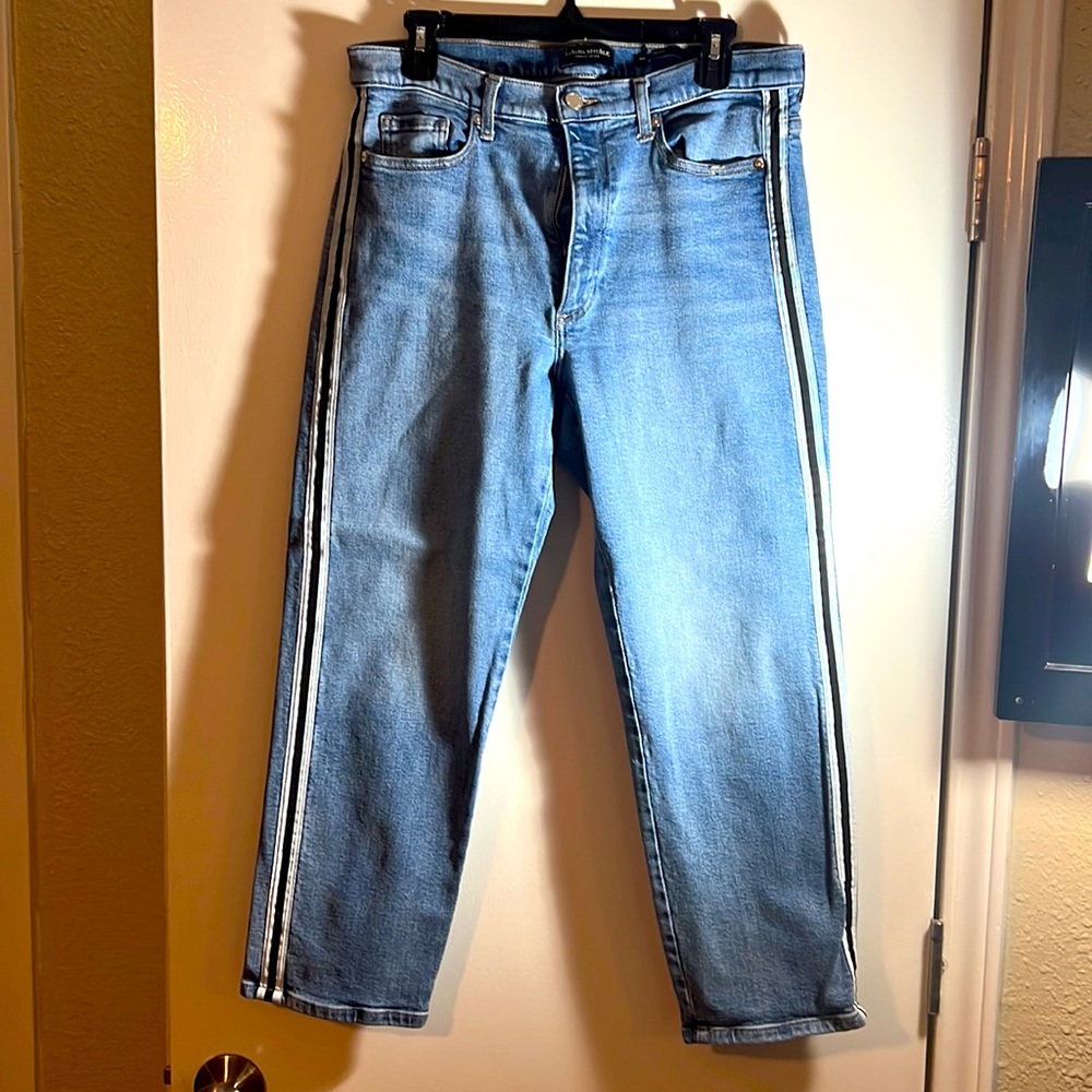 Banana Republic mid rise, straight leg denim jeans, w/side line detail. Size 31